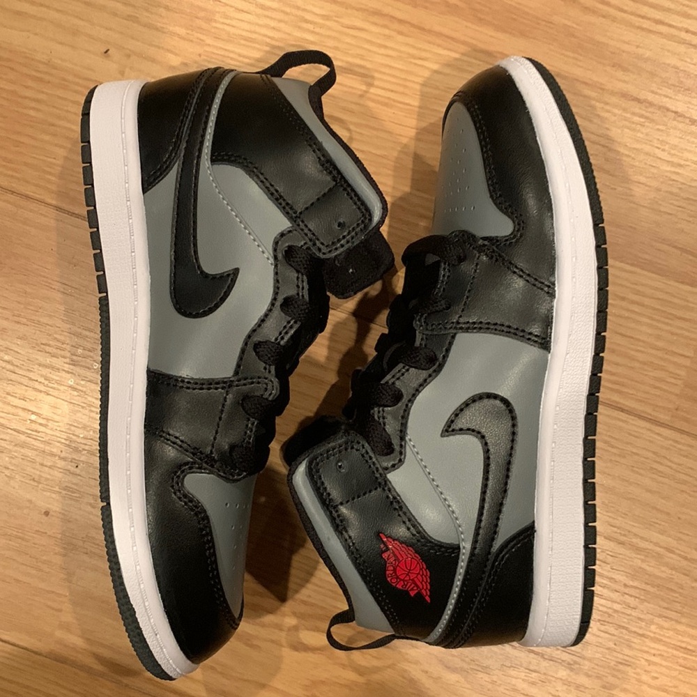 Air Jordan 1 mid black grey